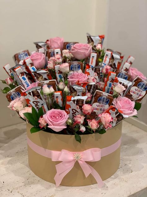 Hamper Ideas, Birthday Flowers Bouquet, Chocolate Hampers, Gifts Wrapping Diy, 16th Birthday Gifts, Chocolate Bouquet, Perfect Date, Easy Diy Art