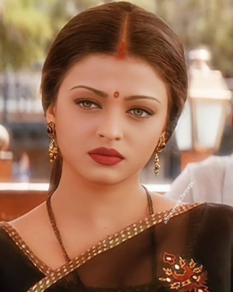 2,789 Likes, 14 Comments - Aishu ❤FanGirl (@aishwaryarai.fanpage) on Instagram: “❤️❤️❤️🥰🥰 @aishwaryaraibachchan_arb • • #aishwaryarai_arb #aishwaryarai #aishwaryarajeshhot…” Aishwarya Rai Makeup, Perfect Face Shape, Aishwarya Rai Pictures, Bollywood Makeup, 90s Bollywood Aesthetic, Bollywood Images, Bollywood Bridal, Bridal Hair Buns, Beautiful Pics