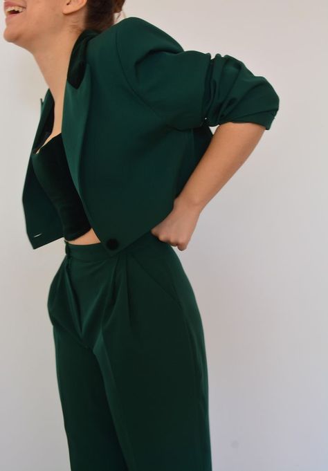 An elegant outfit of a green velvet corset worn with a chic green jacket and pants. |Spring Summer Collection 2022 Allison Green, Green Fashion Outfits, Green Tux, Wedding Corset, Prom Outfit, Spring Formal, Velvet Corset, Wedding Dress Outfit, Plus Size Suits