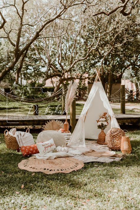 Fall Picnic Setup, Picnic Fall Photoshoot, Fall Mini Photoshoot, Boho Picnic Photoshoot, Picnic Theme Photoshoot, Simple Fall Photoshoot Ideas, Fall Minis Setup, Fall Photoshoot Ideas Mini Sessions, Simple Fall Mini Session Setup