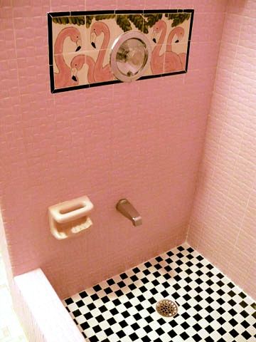 Old Pink Bathroom, Miami Bathroom, Rose Bathroom, Flamingo Bathroom, Pink Bathrooms, Tiles Vintage, Pink Tile, Mini Bad, Murs Roses