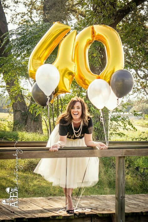 50 Year Old Picture Ideas, 40th Birthday For Women Party, 40th Bday Pics For Women, 40 Birthday Outfits For Woman Turning 40, 50 Birthday Photoshoot Ideas, Older Woman Birthday Photoshoot, Outdoor 40th Birthday Photoshoot, 40 Years Photoshoot Ideas, 50th Birthday Photo Shoot Ideas For Women