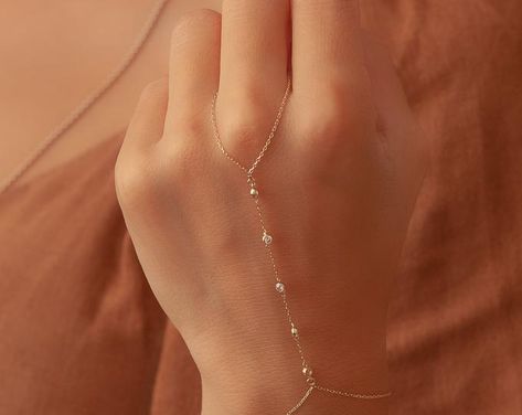 Hand Chain Jewelry, Finger Bracelets, Hand Chain Bracelet, Ring Bracelet Chain, Jewelry Tags, Hand Bracelet, Solid Gold Chains, Classy Jewelry, Fancy Jewellery