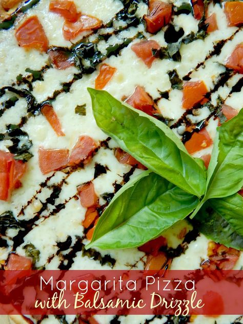 margarita pizza with balsamic drizzle (sweetandsavoryfood.com) Pizza Pie Recipe, Balsamic Drizzle, Homemade Margaritas, Margarita Pizza, Pizza Recipes Homemade, Flatbread Pizza, Margarita Recipes, Sweet Sauce, Pizza Toppings