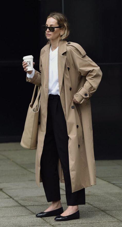 Trench Coat Street Style 2023, French Travel Outfit, Trenchcoat Outfits Women, Fall Trench Coat Outfits, Trench Coat Outfit Casual, Trenchcoat Outfits, Casual Trench Coat Outfit, Trench Coat Outfit Spring, Trench Coat Street Style