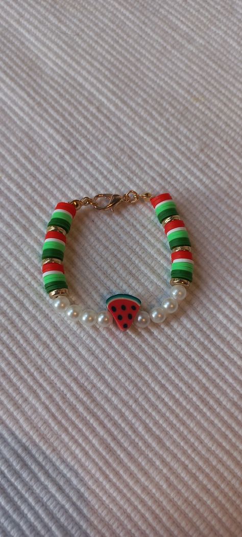 Watermelon clay bead bracelet Dragon Fruit Clay Bead Bracelet, Watermelon Beads, Clay Beads Keychain, Fruit Bracelet Ideas, Fruit Bracelets, Clay Bead Bracelet Ideas Fruit, Watermelon Clay Bead Bracelet, Watermelon Bracelet, Clay Bead Keychain Ideas