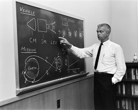 NASA engineer John Houbolt, as seen in 1962, shows on a blackboard his Lunar Orbit Rendezvous (LOR) concept for landing on the moon. Houbolt, 95, died on April 15, 2014. Apollo Moon Missions, Nasa Engineer, Apollo 11 Moon Landing, Lunar Lander, Lunar Landing, Apollo Program, Nasa Images, Apollo Missions, Moon Missions