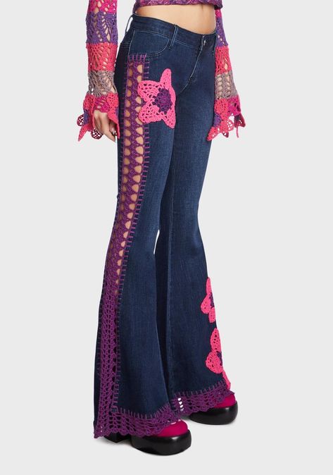 Diy Lace Up Flare Jeans, Crochet Boot Cut Pants, Lace Jeans Outfit, Jeans Bottom Design, Y2k Jean Designs, Crochet Lace Pants, Custom Flare Jeans, Crochet Jeans Pants, Jeans Crochet Ideas