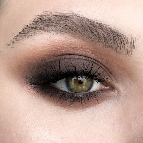 Soft Grunge Wedding Makeup, Smudgy Eye Make Up, Greige Makeup, Eyeshadow Brown Eyes, Make Up Designs, Maquillage On Fleek, Revolution Eyeshadow, Hazel Eye Makeup, Witch Makeup