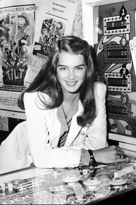 Brooke Shields Paparazzi, Brooke Shields Young Aesthetic, Psl Goddess, Brooks Shields, Sigma Woman, Brooke Shields Young, Wallpaper Women, 90’s Hairstyles, Audrey Hepburn Photos