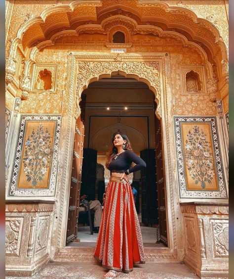 Kolkata Outfits Travel, Banglore Trip Outfits, Dresses To Wear In Rajasthan Trip, Jodhpur Outfit Ideas, Jaipur Clothes, Outfits For Rajasthan Trip, Rajasthan Photoshoot, Rajasthan Outfit, Jaipur Photos