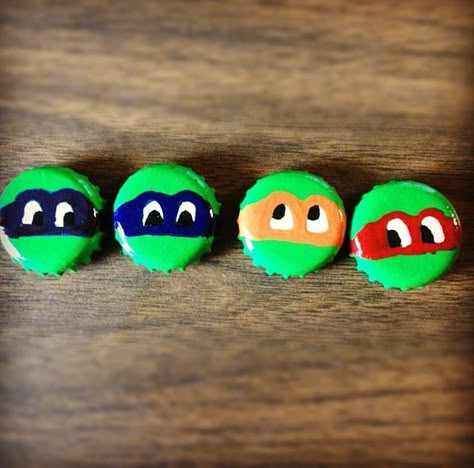 Bottle cap painted as a ninja turtle Bottle Cap Painting Aesthetic, Painting On Bottle Caps, Painting Bottle Caps, Bottle Cap Painting Ideas, Bottle Cap Pins Aesthetic, Bottle Cap Painting, Painted Bottle Caps, Aesthetic Buttons, Bottle Cap Pins