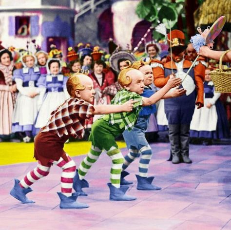 The Lollipop Guild. | Wizard of Oz costume & makeup ideas | Pinterest Oz Decorations, Wizard Of Oz Munchkins, Munchkin Costume, The Wizard Of Oz Costumes, Wizard Of Oz Play, Wizard Of Oz Musical, Jack Haley, Ray Bolger, Wizard Of Oz Movie