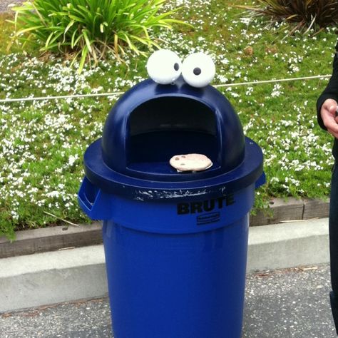 Cookie monster trash can! Cookie Monster Trunk Or Treat Decor, Diy Cookie Monster Trunk Or Treat, Cookie Monster Tumbler Ideas, Trash Monster, Cookie Monster Tumbler, Candy Monster Trash Can, Pta Mom, Pta Moms, School Halloween Party