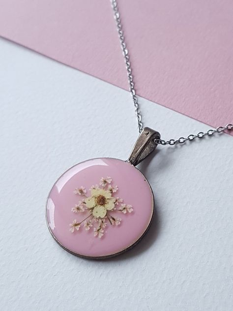 Resin Pendant in Pink With Dried Flowers - Etsy Resin Products Ideas, Resin Necklace Ideas, Resin Jewellery Ideas, Resin Pendant Ideas, Resin Jewelry Ideas, Resin Art Ideas, Resin Necklace Pendant, Resin Product, Epoxy Jewelry