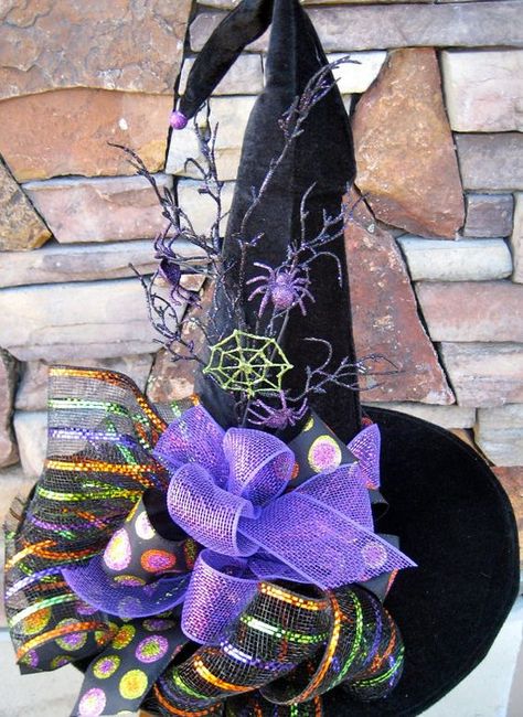 34 Witch-Themed Halloween Decorations To Create An Ambience Velvet Witch Hat, Halloween Themes Decorations, Witches Hats, Image Halloween, Halloween Witch Decorations, Halloween Hat, Halloween Decorations Diy Outdoor, Adornos Halloween, Halloween Witch Hat