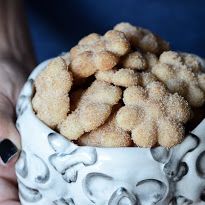 Hojarascas Recipe, Rollo Cookies, Mexican Cookies Recipes, Mexican Wedding Cookies Recipes, Russian Tea Cookies, Mexican Sweets, Mexican Cookies, Mexican Pastries, Mexican Sweet Breads