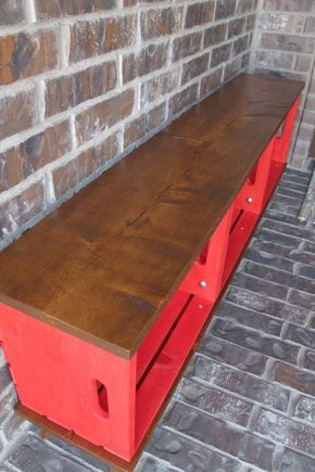 Make a bench out of crates and paint a bright color - so easy and good tutorial Diy Bank, Crate Bench, Koti Diy, Diy Crate, Diy Holz, Pallet Furniture Outdoor, Wood Crates, Pallet Ideas, Wooden Crates