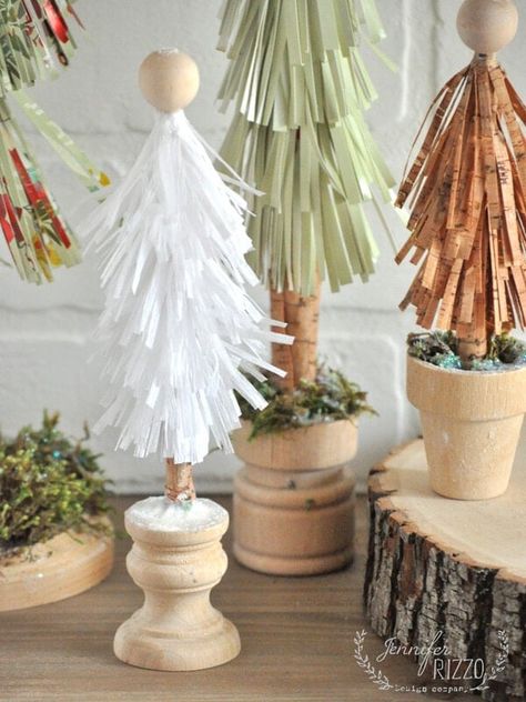 Amazing and Easy Christmas Craft Paper Ideas - Jennifer Rizzo Crepe Paper Decorations Diy, Crepe Paper Christmas Tree, Craft Paper Ideas, Diy Recycled Paper, Christmas Craft Paper, Merry Christmas In French, Crepe Paper Decorations, Paper Fringe, Fringe Tree