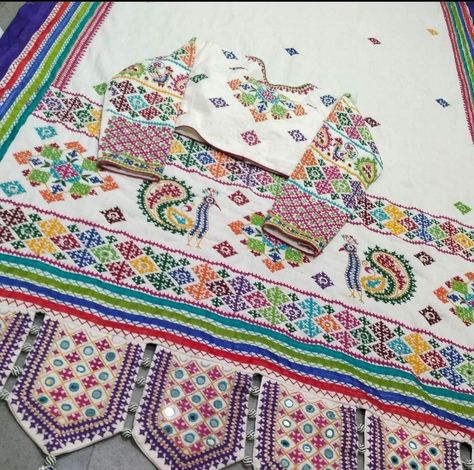 Hend Work Saree, Kutch Work Saree, Kutchi Work, Garba Dress, Rose Embroidery Designs, Kutch Work Designs, Cross Stitch Geometric, Kutch Work, Flower Drawing Design