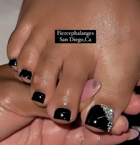 Prom Pedicure Toes, Black Toenail Designs With Rhinestones, Black Toe Nails With Rhinestones, Black And Gold Toe Nail Designs, Black Toe Designs, Cute Short Nail Sets Black, Black And Silver Toes, Black Pedicures, Black And Silver Pedicure