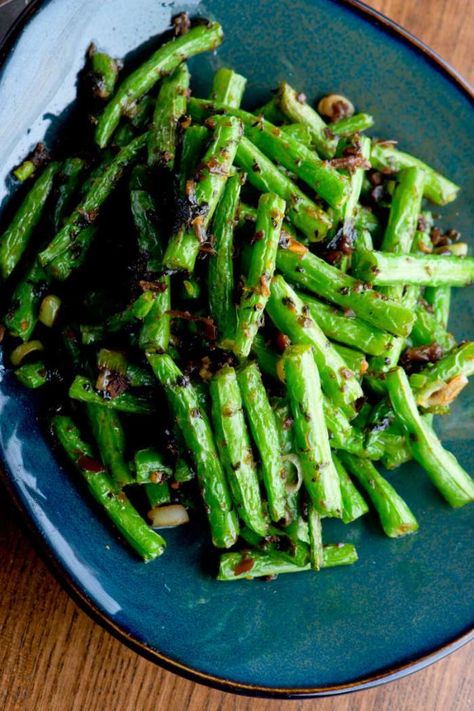 Grilled Green Beans, Crispy Garlic, Seasoned Veggies, Vegan Side Dishes, Vegan Sides, Green Bean Recipes, Crushed Garlic, On The Grill, Green Bean