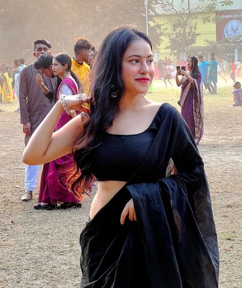 Pose Model, Black Saree, Insta Models, Black Outfit, Insta Fashion, Baby Dolls, Ootd, Saree, Actresses