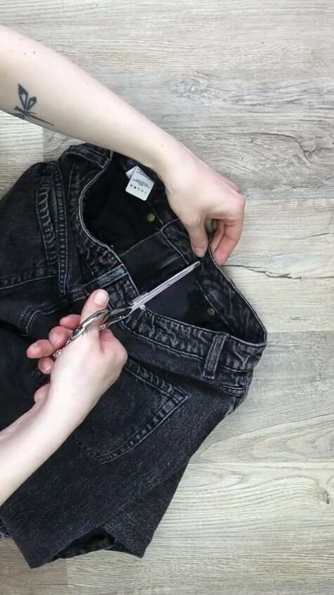 How To Make A Waistband Smaller, Waistband Too Big, Jeans Too Big, How To Make Jeans, Altering Jeans, T Shirt Weaving, Diy Elastic, Big Jeans, Sewing Jeans