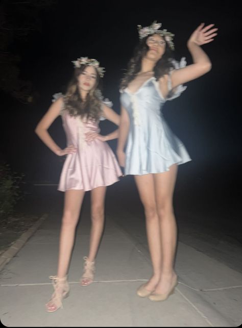 Halloween Costume Picture Poses, Pretty Duo Halloween Costumes, Aesthetic Halloween Ideas Costumes, Halloween Costume Insta Pics, Duo Costumes Aesthetic, Coquette Costumes, Halloween Instagram Pictures, Halloween Costumes Pictures, Matching Bff