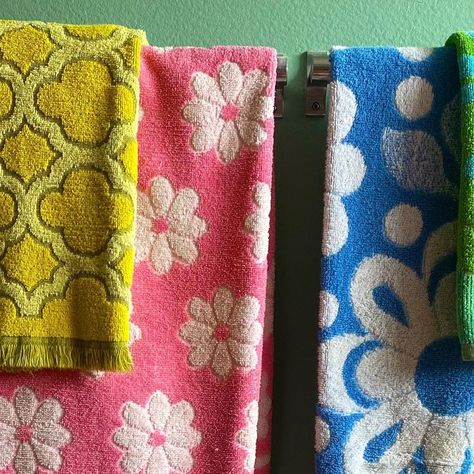 ☀️smALL Things Vintage on Instagram: "Just a towel bar full of happiness🌼☀️🌸Decided to add a second bath towel to each side and I have to say I like it way better🙌🏻NFS just gotta do a #vintagetoweltuesday because it's been a minute! #smallthingsvintage #vintagehome #vintagetowel #towelcollection #1970s #1960s #midcentury #vintagehomedecor" Towels Bathroom, Vintage Towels, Beach Boys, Towel Collection, Small Things, Bathroom Towels, Towel Bar, Bath Towel, Future House