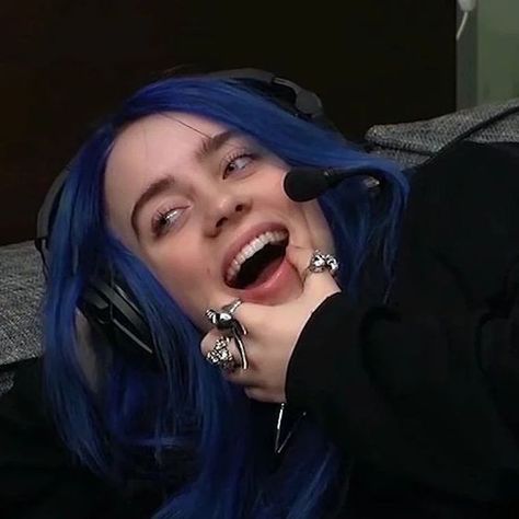 Billie Eilish Blue Hair, Billie Eilish Blue, Dark Blue Hair, Billie Eilish Vídeos, So Silly, Hair Icon, Hair Inspo Color, Blue Hair, Billie Eilish