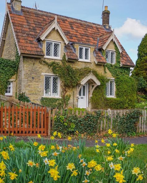 Warkton | Photographe : @ohtheplaceswewillsee sur Instagram via @your_beautifulhouses British House Exterior, Edwardian House Exterior, British Cottages, Fairytale Home, English Style House, British Village, British Houses, British Cottage, Cottage Farmhouse Decor