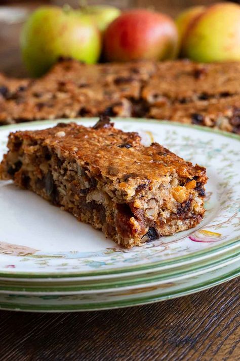 These easy fruit and nut bars are full of autumn flavours. They are great for packed lunches, picnics and after-school snacks and go very well with a nice cup of tea. Oat Slice, Energy Bars Homemade, Cookies Coconut, Oat Bar Recipes, Eggless Cakes, Superfood Breakfast, Fruit And Nut Bars, Nut Bars, Inflammatory Recipes