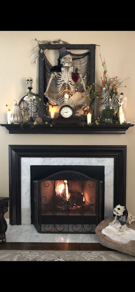 Halloween Mantel Decorating Ideas, Halloween Food Decorations, Halloween Mantel Decor, Halloween Mantle Decor, Halloween Fireplace, Halloween 23, Easy Diy Halloween Decorations, Spider Decorations, Halloween Mantle