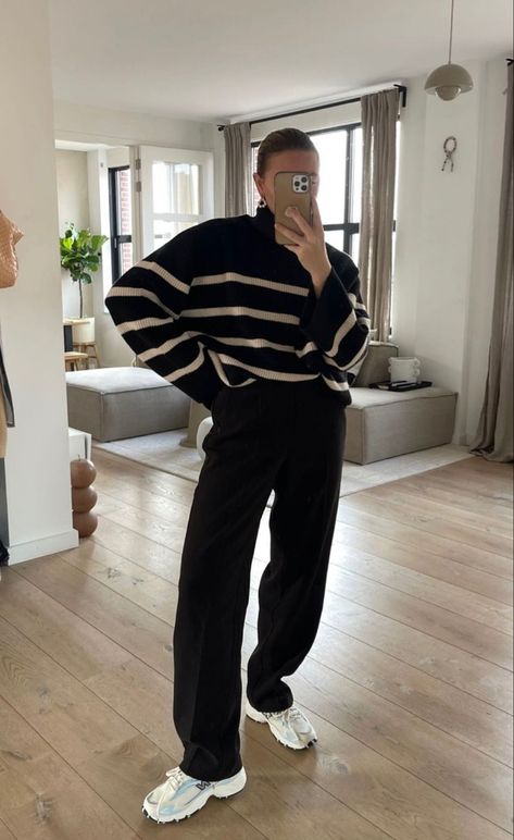 Trouser Sweater Outfit, Black Striped Sweater Outfit, Striped Sweater Outfits, Beige Sweater Outfit, Black Jacket Outfit, Effortless Chic Outfits, Sweater Outfit Ideas, Striped Sweater Outfit, Black Sweater Outfit