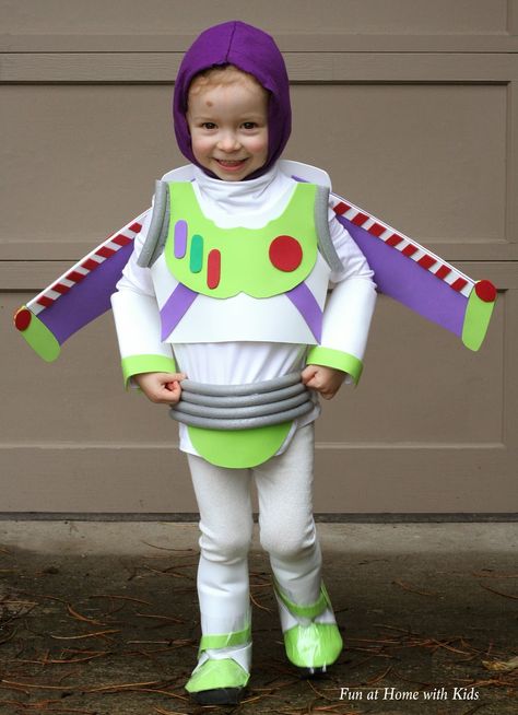 DIY Kids Buzz Lightyear No Sew Halloween Costume from Fun at Home with Kids Diy Buzz Lightyear Costume, Buzz Lightyear Costume Toddler, Disfraz Buzz Lightyear, Buzz Costume, Buzz Lightyear Halloween Costume, Lightyear Costume, Sew Halloween Costume, Buzz Lightyear Costume, Toy Story Costumes