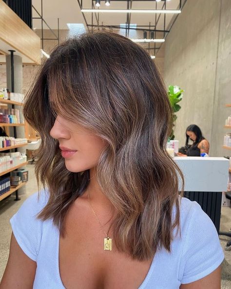 Adding Highlights To Brown Hair, Medium Length Hair Styles Balayage, Best Haircuts For Thick Coarse Hair, Shoulder Length Balayage Brunette, Medium Brunette Hair With Highlights, Golden Brunette, Veil Updo, Rambut Brunette, Baby Lights