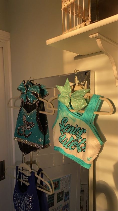 Cheerleading Bedroom, Cheer Room Decor, Beachy Clothing, Pictures Shelves, Cheer Photo Poses, Cheer Room, Cheer Wall, Cheerleading Aesthetic, Cheerleader Aesthetic