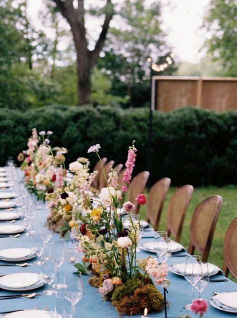 How to rock an intimate wedding via Magnolia Rouge Colorful Table Linens Wedding, Intimate Garden Wedding Reception, Intimate Summer Wedding, Long Farm Table Wedding Decor, Backyard Wedding Florals, Elegant Wildflower Wedding, Brunch Wedding Decor, Floral Tablecloth Wedding, Garden Wedding Dinner