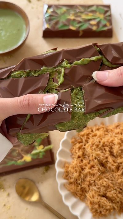 » Pistachio Chocolate Bar Pistachio Sauce, Guacamole Recept, Food Dubai, Chocolate Bar Recipe, Viral Food, Pistachio Butter, Sweet Cooking, Honey Chicken, Chocolate Recipe