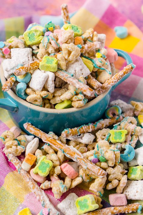 St Patrick’s Day Puppy Chow with Lucky Charms Marshmallows and Cereal! A tasty St Patrick’s Day recipe for kids that the whole family will love! Easter Puppy Chow, Lucky Charms Recipes, Healthy Puppy Chow, Best Puppy Chow Recipe, Easy Puppy Chow, Puppy Chow Snack, Puppy Chow Cookies, Chex Mix Recipes Original, St Patrick's Day Dessert