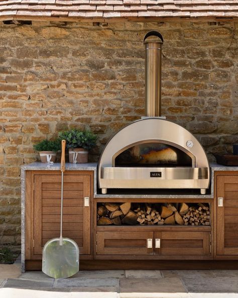 Everything tastes better alfresco! We love this pizza kitchen at the Haslemere Project adorned with the Forno 4 pizze oven by Alfa Forni.… | Instagram European Kitchen Design, Pizza Oven Outdoor Kitchen, Humphrey Munson, Luxury Outdoor Kitchen, Outdoor Kitchen Design Modern, Four A Pizza, Pizza Kitchen, Joinery Design, Outdoor Pizza Oven