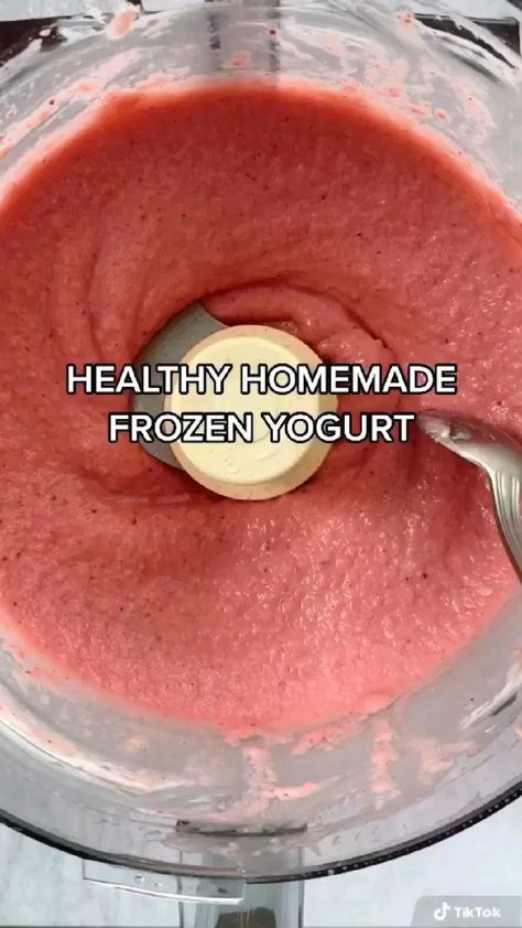 Homemade Frozen Yogurt, Skinny Taste Recipes, Yogurt Recipes, Sweet Snacks Recipes, Healthy Sweets Recipes, Healthy Smoothie, Fruit Smoothie Recipes, Frozen Fruit, Greens Recipe