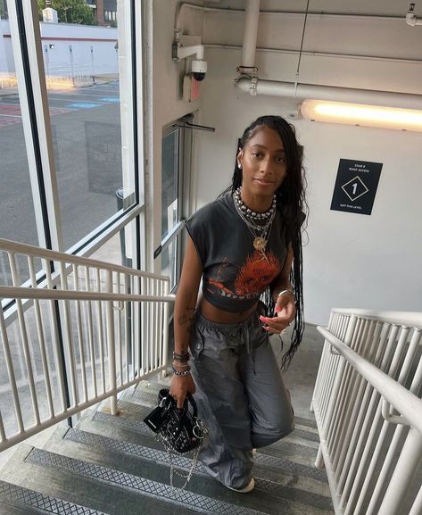 Graphic Tee And Jeans Outfit Black Women, Muscle Tee Outfit Black Women, Rap Concert Outfit Black Woman, Rockstar Outfit Black Women, Edgy Black Women, Muscle Tee Outfit, Graphic Tee Outfit Black Women, Muscle Tee Outfits, Rap Concert Outfit