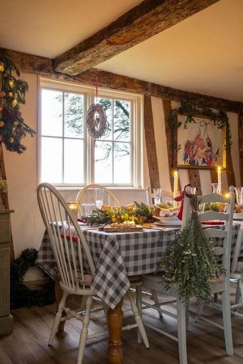 English Country Cottage Interiors, English Cottage Christmas, English Country House Interior, Rosehill Cottage, Christmas Kitchens, Snacks Yummy, English Country Home, Christmas Magazine, English Cottage Interiors