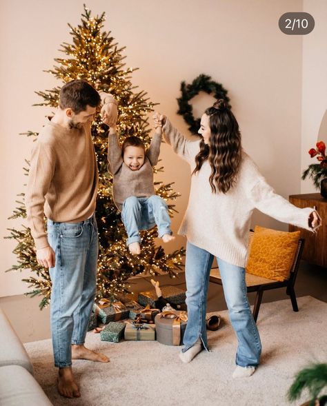 Family Poses In Front Of Christmas Tree, Studio Family Portraits Christmas, Family Photoshoot Christmas Tree, Holiday Photo Poses Family Pictures, Winter Studio Family Photoshoot, Simple Holiday Studio Photography, Family Christmas Pictures Fireplace, At Home Family Photoshoot Christmas, Family Christmas Photos Indoor