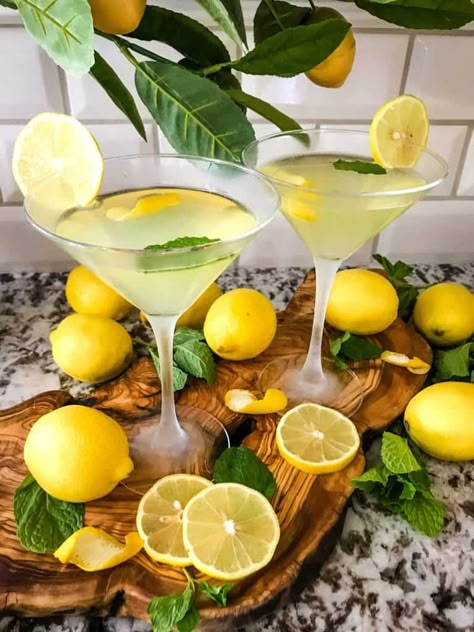 Lemon Rum Chata Drinks, Lemoncello Drink Recipe, Lemoncello Recipes Drinks, Italian Cocktail Recipes, Limoncello Drinks, Limoncello Martini, Cocktails Made With Gin, Limoncello Cocktails, Gin Martini