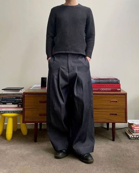 Work Pants Aesthetic, Short Male Outfit, Maison Margiela Outfit Men, Preppy Black Outfit, Bisexual Men Fashion, Dress Pants Outfits Men, Norm Core Outfits, Sandwich Method Outfit, Pullover Outfit Men