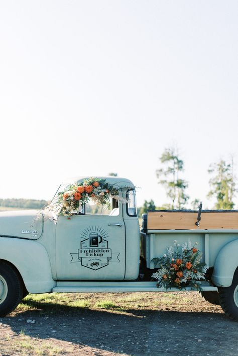 Truck Bed With Flowers, Vintage Truck With Flowers, Old Pickup Trucks With Flowers, Old Truck With Flowers, Vintage Flower Truck, Flower Truck Photoshoot, Flower Truck Ideas, Old Truck Wedding, Produce Truck