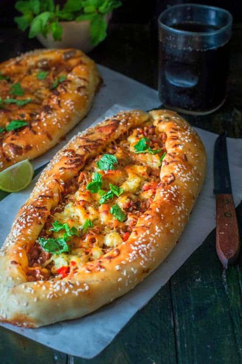 Turkish Bread Ideas, Pide Recipe, Sopas Light, Pide Bread, Turkish Lamb, Food Turkish, Turkish Pide, Turkish Bread, Turkish Pizza